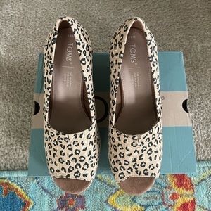 BNIB TOMS espadrilles